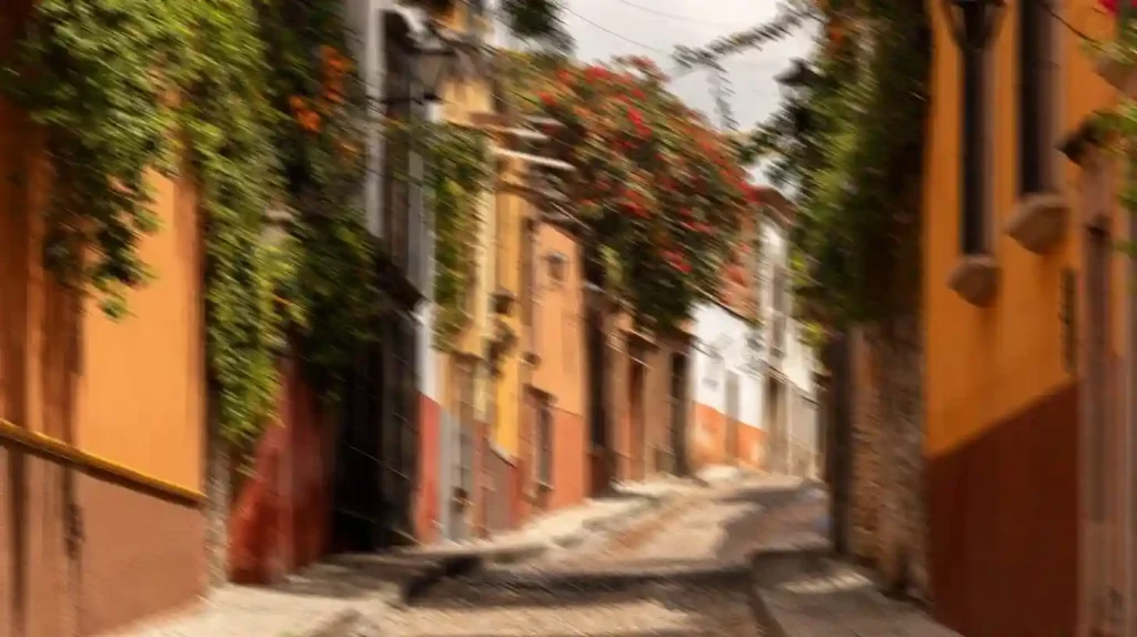 Simulación de la visión con queratocono: imágenes distorsionadas, borrosas y con múltiples halos alrededor de las luces.